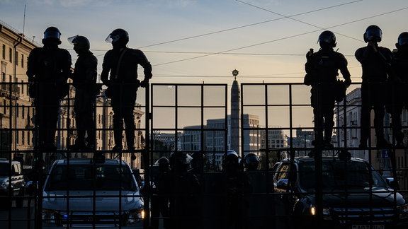 Bereitschaftspolizisten blockieren die Straße für Demonstranten mit Wasserwerfern, Käfigen und Schutzschilden