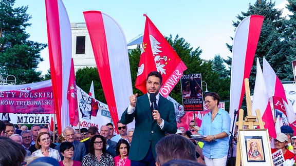 Ein von Recht und Gerechtigkeit organisierter Protest zur Verteidigung des gefolterten Priesters Olszewski. Der Europaabgeordnete Patryk Jaki hält eine Rede.