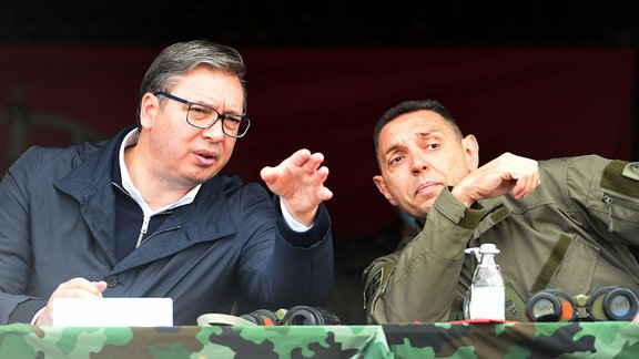 Der serbische Präsident und Oberbefehlshaber Aleksandar Vucic und der serbische Verteidigungsminister Aleksandar Vulin beobachten eine Militärübung auf dem Pester-Plateau im Südwesten Serbiens, 2020.