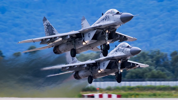 Zwei MiG 29 der slovakischen Streitkräfte starten.