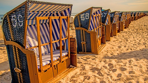 Strandkörbe an der Ostsee in Polen