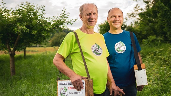 Zwei Männer mit Boxen in der Hand