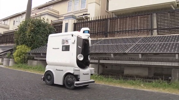 Japanischer Lieferroboter in einem Wohnviertel