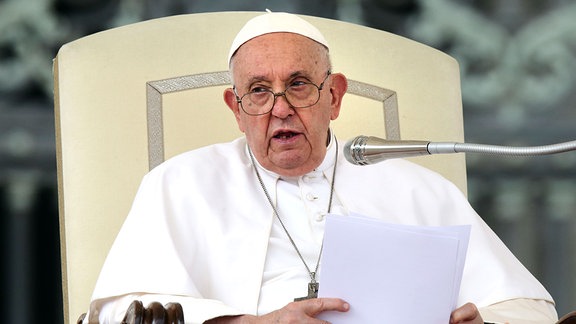 Papst Franziskus spricht während seiner Audienz mit Mitgliedern der Carabinieri, einer militärisch organisierten Polizeieinheit in Italien, auf dem Petersplatz.