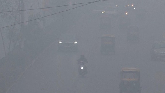 Smog-Alarm im indischen Neu-Dehli mit Jahreshöchstwerten: eine Straße in Dehli von oben gefilmt, durch den Smog kann man die Fahrzeuge kaum sehen.