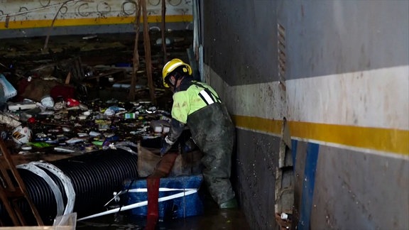 Rettungskräfte suchen nach Vermissten in einer gefluteten Tiefgarage