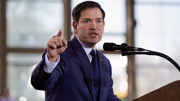 Senator Marco Rubio aus Florida spricht während einer Wahlkampfveranstaltung für den republikanischen Präsidentschaftskandidaten und ehemaligen US-Präsidenten Donald Trump in der J.S. Dorton Arena.