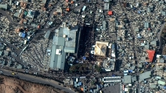 Dieses von Maxar Technologies zur Verfügung gestellte Bild zeigt Menschen, die am Schrein von General Ghassem Soleimani auf dem Märtyrerfriedhof stehen.