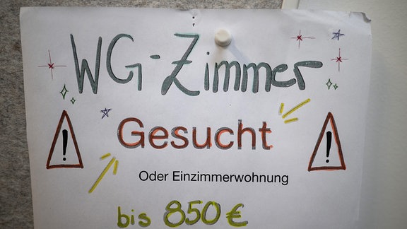 Ein Aushang für die Suche eines WG-Zimmers