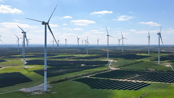 Windräder in der Landschaft