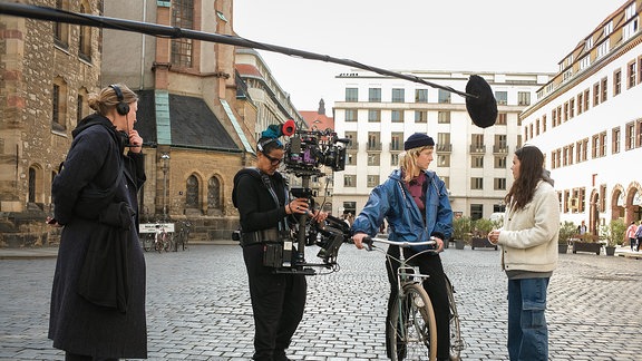 Dreh an der Nikolaikirche, v.l.: Claire Burger (Regie) Marion Gaillard (Steadicam), Josefa Heinsius (Lena), Lilith Grasmug (Fanny)