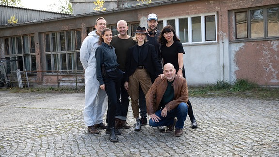 Im Bild (v.l.): Jan Dose, Yvonnne Catterfeld, Timo Moritz (Kamera), Valery Tscheplanowa, Ole Zapatka (Regie), Jutta Müller (Produzentin), Götz Schubert