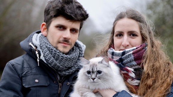 Hund, Katze, Kaninchen: MDR-„exactly“ über Haustier-Boom in Corona-Zeiten Die Petfluencer Tobias und Helen mit Katze Malia