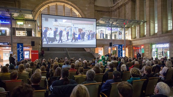 Das „Special Screening“ im Leipziger Hauptbahnhof 2023 (gezeigt wurde der Film „Bei uns heißt sie Hanka“ von Grit Lemke, eine MDR-Koproduktion)