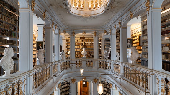 Der berühmte, restaurierte Rokoko-Saal der Herzogin-Anna-Amalia-Bibliothek, UNESCO-Weltkulturerbe. Die erste Galerie über dem Rokokosaal der Herzogin-Anna-Amalia-Bibliothek