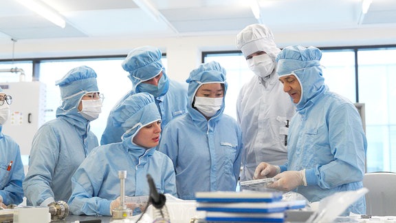 Prof. Dr. Hannappel und Team im Labor der Technischen Universität Ilmenau (Foto ist für beide Teile verwendbar)