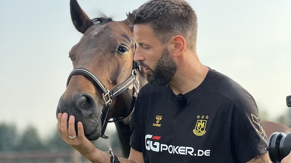 SCM-Trainer Bennet Wiegert mit seinem Pflegepferd