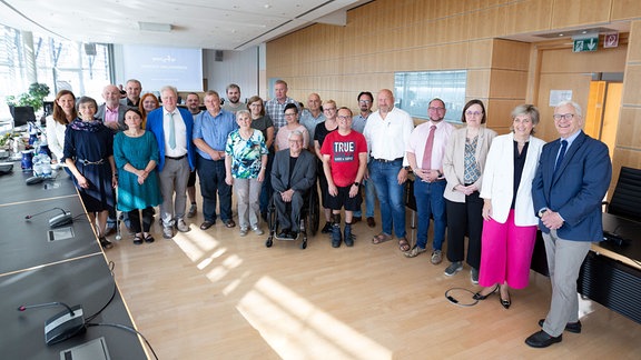 Gruppenfoto vom MDR-Spitzentreffen mit Behindertenverbänden am 07.09. 2023 im MDR Leipzig u.a. mit Prof. Dr. Thomas Kahlisch (Deutsches Zentrum für barrierefreies Lesen), Karola Wille (MDR-Intendantin) und Georg Schmolz (Erster Redakteur, Redaktion Barrierefreiheit im MDR)