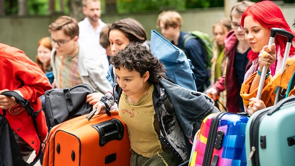 Mit Herrn Hauser als stellvertretende Leitung gibt es ganz neue Regeln am Internat: Marlon (Matti Schneider) Luna (Marilou Weilandt), Tahmina (Janisa Glasow) und Elly (Nelly Borodina, v.l.n.r.) machen ein Wettrennen um die Zimmerverteilung.