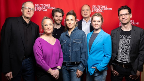 Das MDR-Team von TATORT – WAS IHR NICHT SEHT: Drehbuchautor Ralf Leuther (MDR), Produzentin Nanni Erben (MadeFor Film), Schauspieler Leopold Hornung, Regisseurin und Drehbuchautorin Lena Stahl, Redakteur Sven Döbler (MDR), Schauspielerin Cornelia Gröschel, Drehbuchautor Peter Dommaschk 