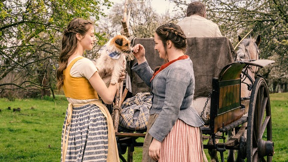 Nachdem Alma (Annika Krüger) die Stelle als Hofmalerin bei Prinz Philip (Aram Arami) bekommen hat, heißt es Abschied nehmen von ihrer Schwester Christine (Flora Li Thiemann) und Hündchen Zitterinchen.