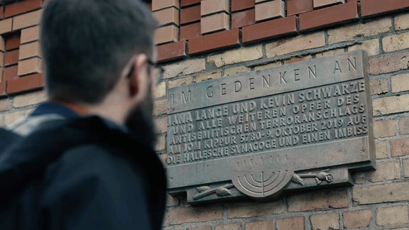 Sebastian Striegel vor der Gedenktafel an der Synagoge in Halle