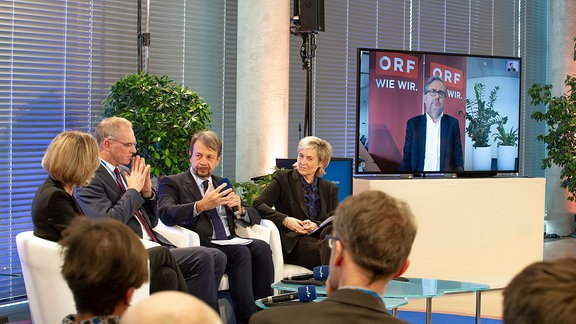 Auftaktpanel bei der Europäischen Public Value Konferenz beim MDR in Leipzig: v.l.: Moderatorin Jana Hahn, Deutschlandfunk-Intendant Stefan Raue, Gilles Marchand, Generaldirektor der Schweizerischen Radio- und Fernsehgesellschaft, und MDR-Intendantin Prof. Dr. Karola Wille sowie live aus Wien zu geschaltet: Dr. Alexander Wrabetz, Generaldirektor des Österreichischen Rundfunks.