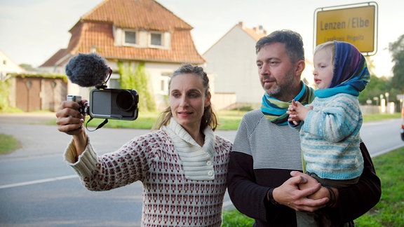 „EAST! – Mein Jahr in Lenzen“: Mit Mann und Kind zieht Anne Münch als filmische Stadtschreiberin von Potsdam nach Lenzen (Elbe) im äußersten Nordwesten Brandenburgs. Hier will sie leben, die Stadt erkunden und die Menschen kennenlernen. Sie taucht ein ins lokale Geschehen, tanzt Zumba und wird Mitglied des Karnevalsvereins. Ein Jahr „vor Ort“ filmt sie ihre Erfahrungen und Begegnungen. Wie lebt es sich in Lenzen?