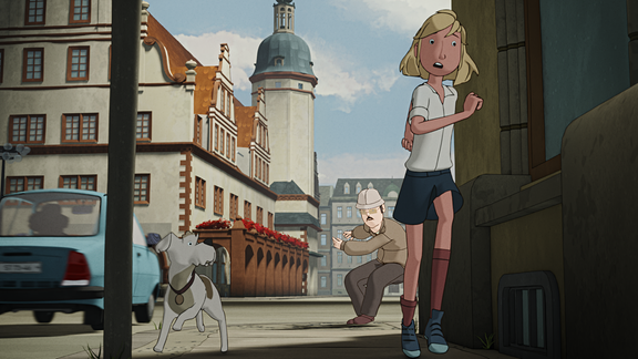 Folge 4: „Fritzi und Sophie – Grenzenlose Freundschaft" Das Bild zeigt einen Ausschnitt aus der Animationsserie „Fritzi und Sophie – Grenzenlose Freundschaft“. Zu sehen ist ein blondhaariges Mädchen, das eine Straße entlang rennt. Sie wirkt ängstlich. Neben ihr läuft ein kleiner weiß-brauner Hund. Sie werden von einem Mann mittleren Alters verfolgt. Er trägt eine beige Mütze und braune Kleidung. Er hat einen Schnurrbart und eine Brille. 