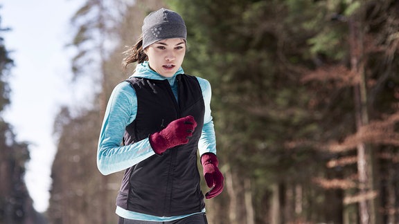 Eine Frau beim Joggen im Winter.