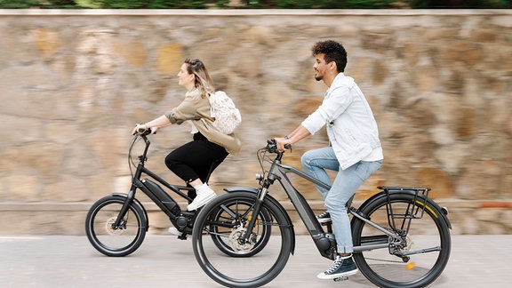 Ein Mann und eine Fraufahren auf jeweils einem Elektrofahrrad