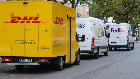 Zustellfahrzeuge von DHL, GLS und Federal Express