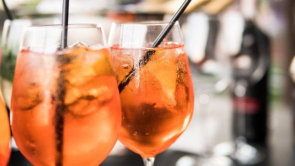 Symbolfoto: zwei Gläser Aperol Spritz in Nahaufnahme