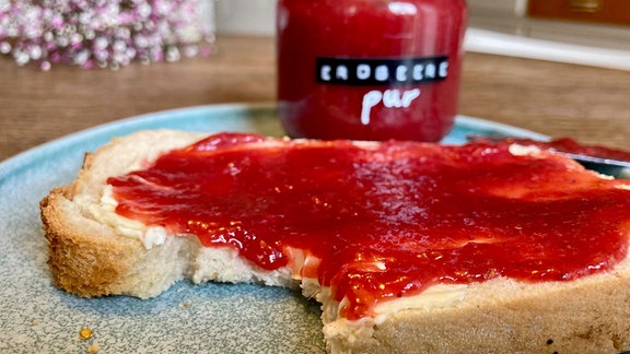 Erdbeermarmelade mit Vanille ohne Zucker auf einer Scheibe Weißbrot