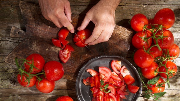 Tomaten werden geschnitten