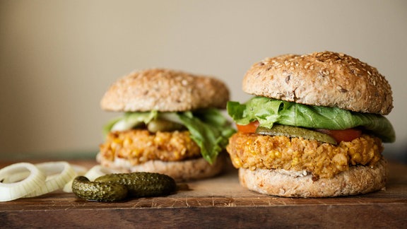 Vegane Burger mit Maispattie, Essiggurken und Zwiebeln