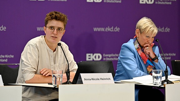 Anna-Nicole Heinrich (l), Praeses der Synode der EKD, und Kirsten Fehrs (r), amtierende Ratsvorsitzende der EKD