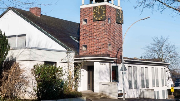 Eine kleine Kirche mit einem Turm