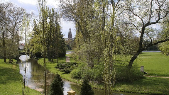 Wörlitzer Landschaftspark: Toleranzblick an der Goldenen Urne 1768, Synagoge 1791, Kirche 1809, Warnungsaltar 1800  