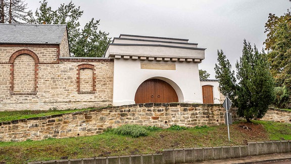 Eingangstor zum Jüdischen Friedhof am Rößeberg, erbaut 1826, in Bernburg