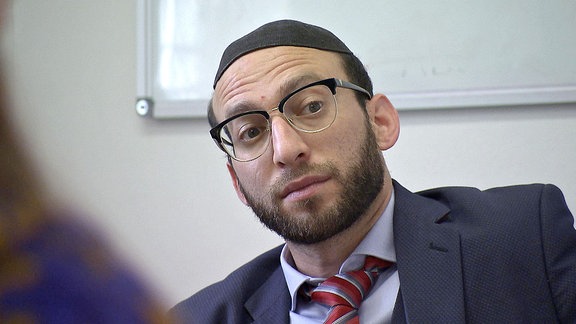 Rabbiner Akiva Weingarten im Alltag und bei der Arbeit