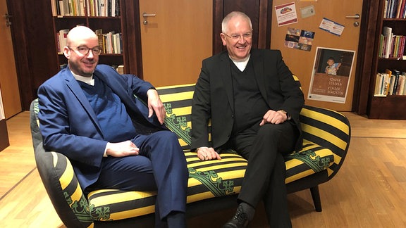 Landesbischof Tobias Bilz und Bischof Heinrich Timmerevers auf dem Sachsensofa