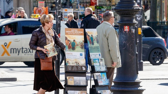 Zeugen Jehovas stehen am Kurfürstendamm in Berlin, 2017.