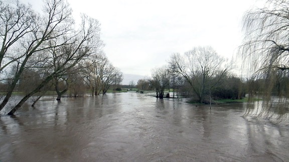 Hochwasser, Fluss ist über die Ufer getreten.