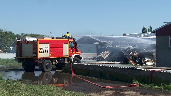 Einsatzfahrzeug der Feuerwehr während Löscharbeiten.