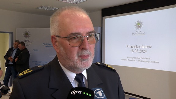 Polizist bei Pressekonferenz Wolmirstedt