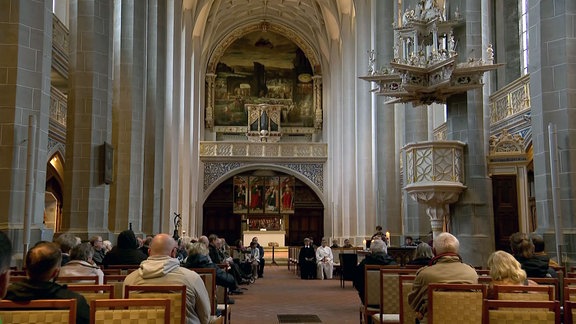 Menschen in einer Kirche zum gebet versammelt.