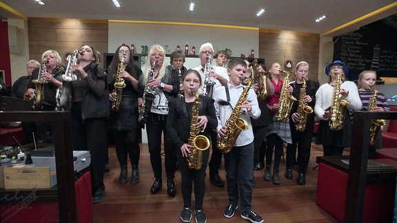 Musikergruppe mit Saxophonen.