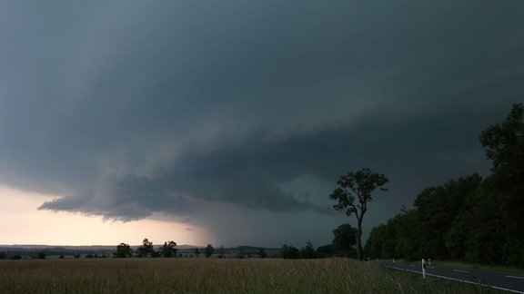 Dunkle Gewitterzelle am Himmel.