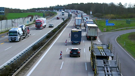 Hohes Verkehrsaufkommen und Stau auf der A2